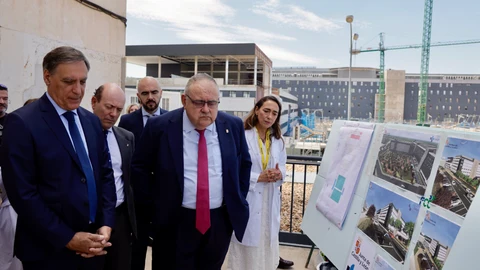 El consejero de Sanidad, Alejandro Vázquez Ramos, visita las obras del edificio de Consultas Externas del Hospital Universitario de Salamanca, junto al alcalde García Carbayo y García-Cruces, entre otros