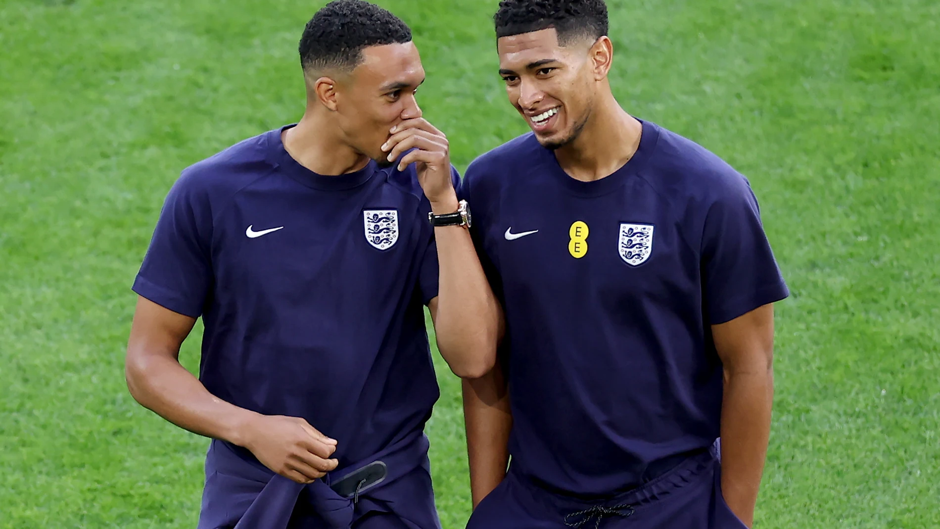 Dortmund (Germany), 10/07/2024.- England players Jude Bellingham (R) and Trent Alexander-Arnold inspect the pitch before the UEFA EURO 2024 semi-finals soccer match between Netherlands and England, in Dortmund, Germany, 10 July 2024. (Alemania, Países Bajos; Holanda) EFE/EPA/GEORGI LICOVSKI