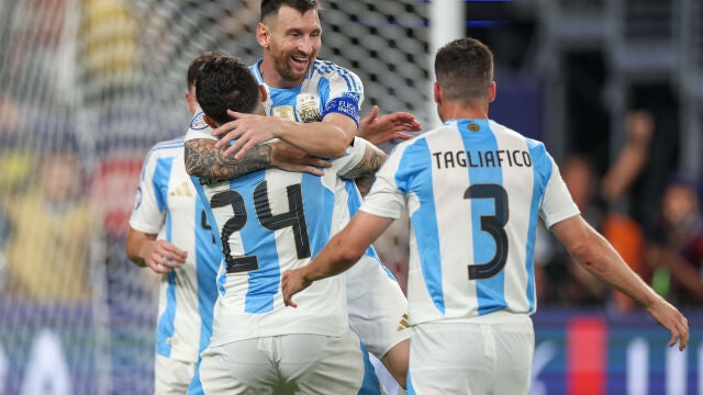 Messi celebra un gol con la selección argentina