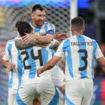 Jugadores argentinos en la celebración del gol de Lionel Messi