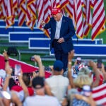 EEUU.- Trump reta al "dormilón" Biden a otro debate y a un partido de golf para que "demuestre" que puede ser presidente