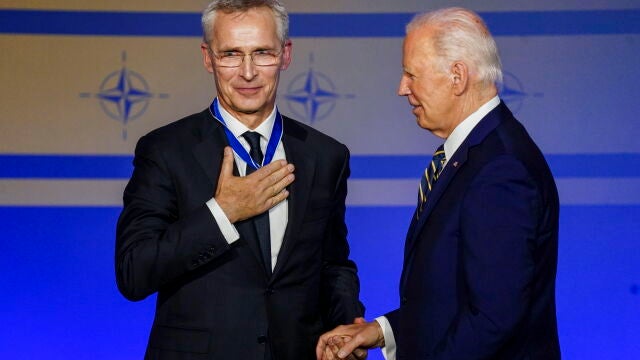 Joe Biden entrega la Medalla de la Libertad al secretario general de la OTAN, Jens Stoltenberg