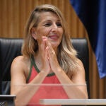 La vicepresidenta segunda del Gobierno, Yolanda Díaz, durante la visita de los participantes en el programa 'Vacaciones en paz', en el Congreso de los Diputados.