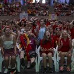 Espectadores viendo un partido de España en una pantalla gigante