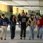 Varios estudiantes por los pasillos de la Universidad Pablo de Olavide (UPO), en Sevilla