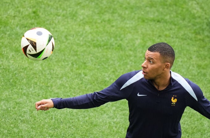 Fútbol.- Kylian Mbappé lucirá el '9' en el Real Madrid y Valverde, Camavinga, Tchouameni y Güler cambian de dorsal