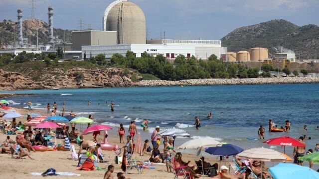 Vista desde la playa de la Almadraba de la central nuclear de Vandellòs (Tarragona).