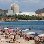 Vista desde la playa de la Almadraba de la central nuclear de Vandellòs (Tarragona).