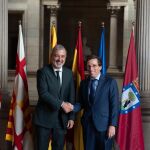 Collboni recibe a Almeida en su primera visita institucional al Ayuntamiento de Barcelona