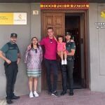 Los dos agentes de la Guardia Civil de Villarrobledo (Albacete) junto a la niña que han salvado la vida y sus padres