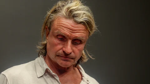 El productor musical Nacho Cano ofrece declaraciones a los medios, a 9 de julio de 2024, en Madrid (España). Nacho Cano ha atendido a los medios de comunicación tras ser detenido por contratar presuntamente a inmigrantes irregulares para su musical 'Malinche'. En concreto, se le acusa de un presunto delito contra los derechos de la población inmigrante y otro contra los derechos de los trabajadores. Tras tomarle declaración este martes, 9 de julio, ha quedado en libertad con cargos a la espera de una citación judicial. 09 JULIO 2024 Ricardo Rubio / Europa Press 09/07/2024