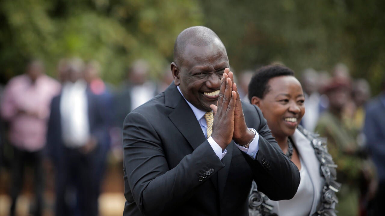 ケニア大統領、政府全体を解任するも抗議の波を受けても辞任せず