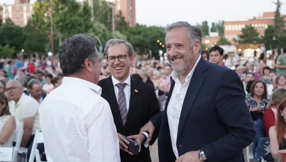 El presidente de las Cortes, Carlos Pollán, conversa con el consejero Mariano Veganzones