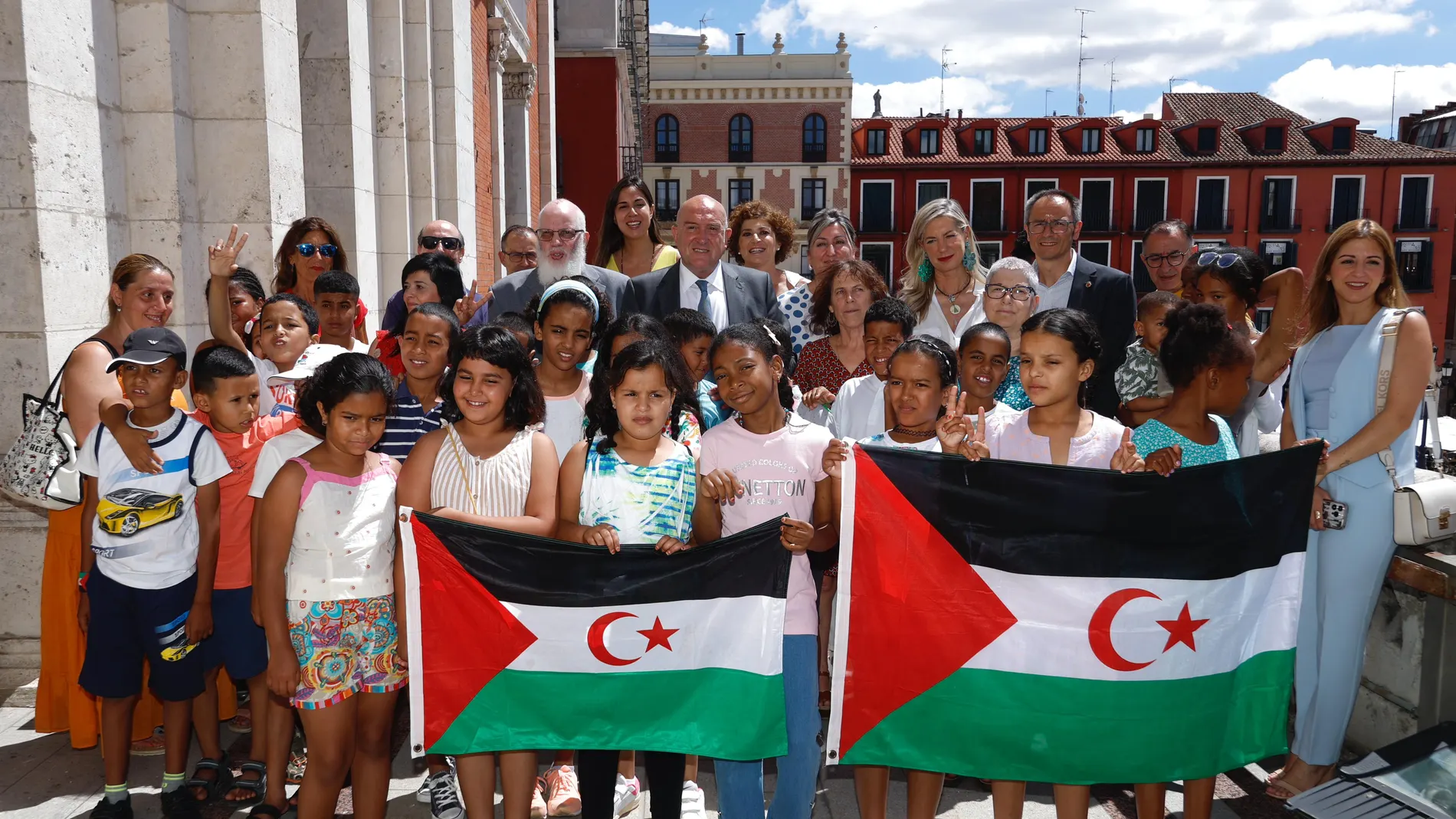 El alcalde de Valladolid, Jesús Julio Carnero, recibe a los niños y niñas del programa 'Vacaciones en Paz'