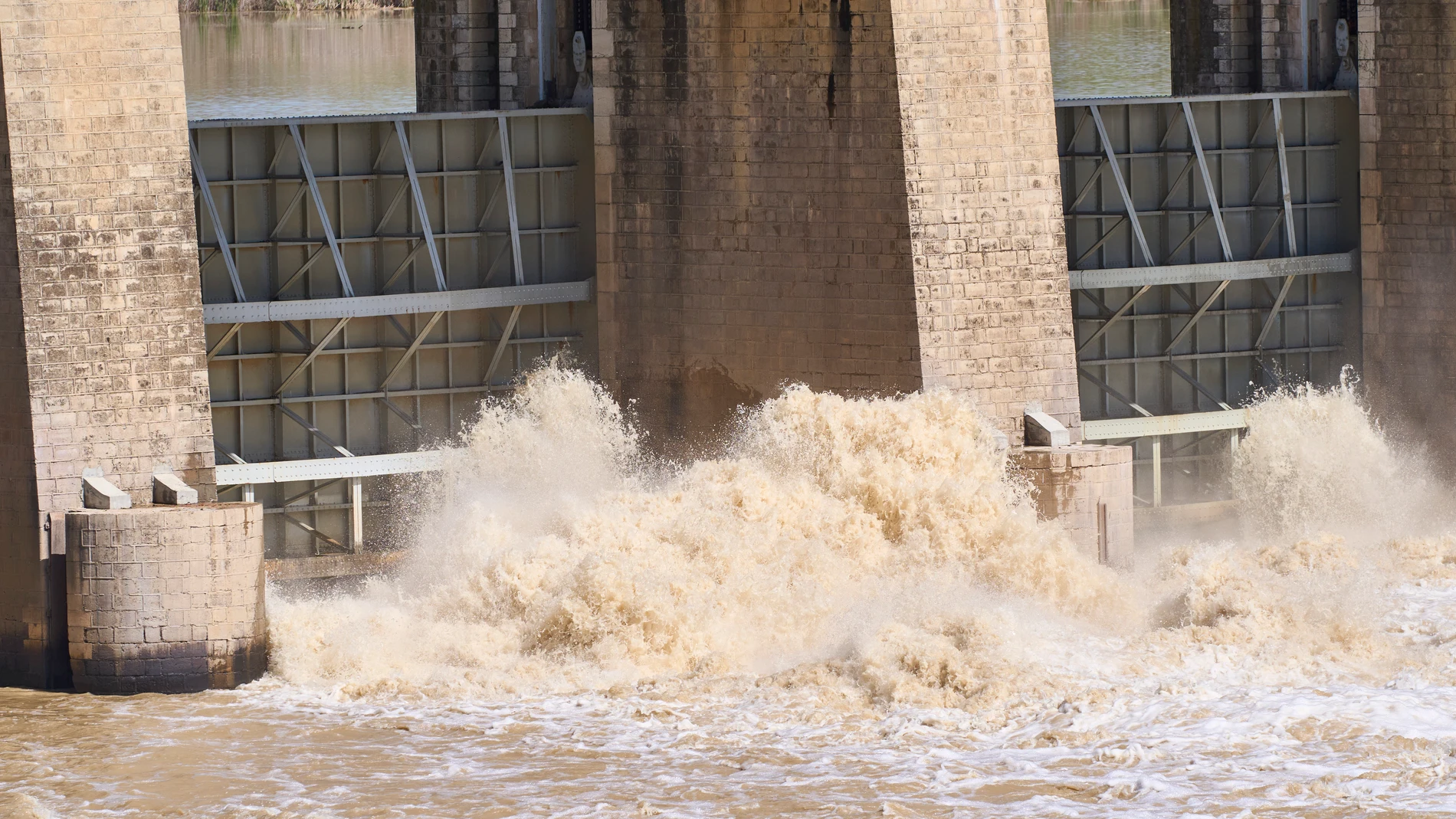 Una de las presas de la Confederación Hidrográfica del Guadalquivir soltando agua