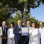 El consejero Alejandro Vázquez y el alcalde Jesús Julio Carnero descubren la nueva placa de la plaza de los profesionales sanitarios