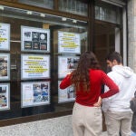 Estudiantes buscando ofertas de pisos de alquiler. 