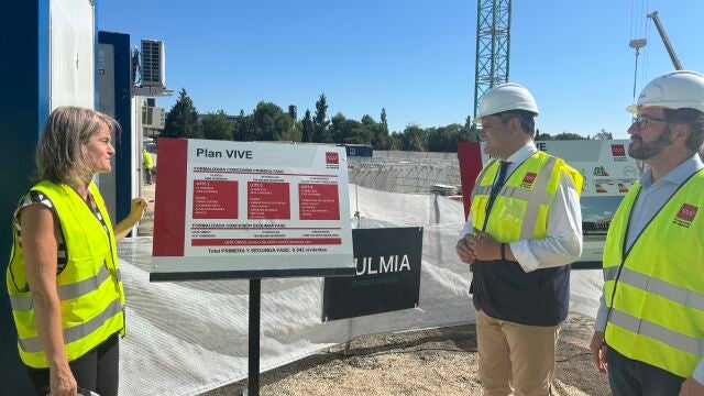 El consejero de Vivienda, Transportes e Infraestructuras, Jorge Rodrigo, visita el inicio de la construcción en Pinto de 422 viviendas del Plan Vive