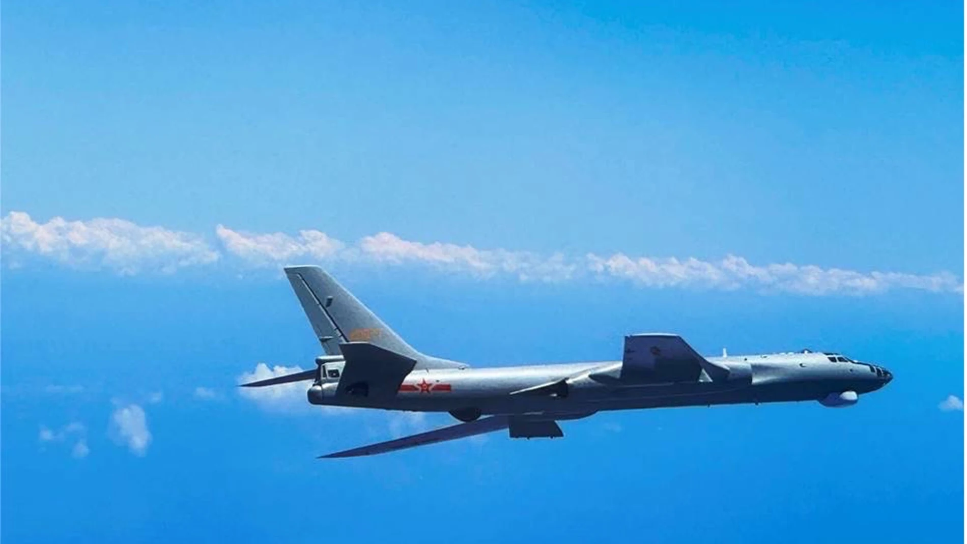 TAIPÉI (TAIWÁN), 11/07/2024.- Vista de un bombardero chino Xi'an H-6 detectado por el Ministerio de Defensa Nacional de Taiwán en los alrededores de la isla. Un total de 56 aeronaves del Ejército chino cruzaron la línea media del Estrecho de Taiwán o ingresaron en la autoproclamada Zona de Identificación de Defensa Aérea (ADIZ) taiwanesa, el número más alto de incursiones en un solo día desde octubre de 2021, informó este jueves el Gobierno isleño. EFE/ Ministerio de Defensa Nacional de Taiw...