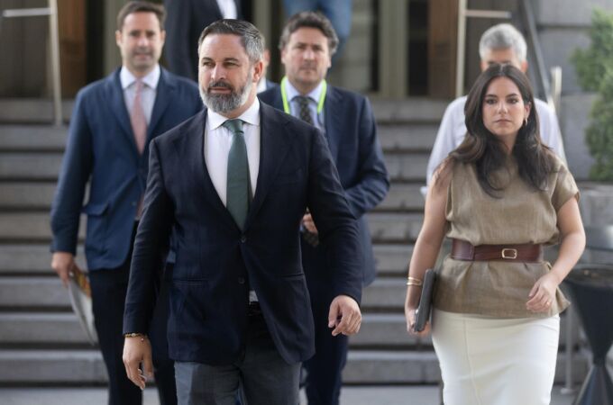 AMP2.-Abascal acusa a Feijóo de "romper unilateralmente" los gobiernos de CCAA que Vox abandona por el reparto de menas