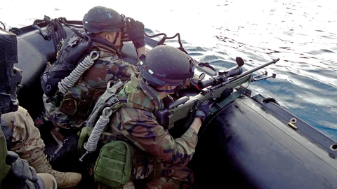 Tiradores de precisión de la FUPRO, a bordo de una embarcación de la Armada