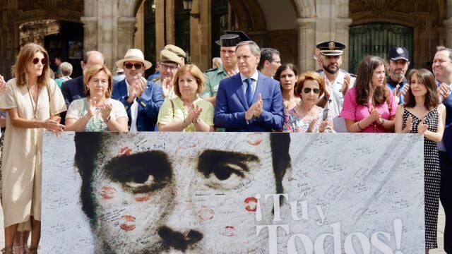 El alcalde de Salamanca, Carlos García Carbayo, junto a miembros de la Corporación municipal, participa en acto contra el terrorismo y a favor de las víctimas, con motivo del XXVII Aniversario del secuestro y asesinato de Miguel Ángel Blanco, bajo el lema ‘Tú y todos’.