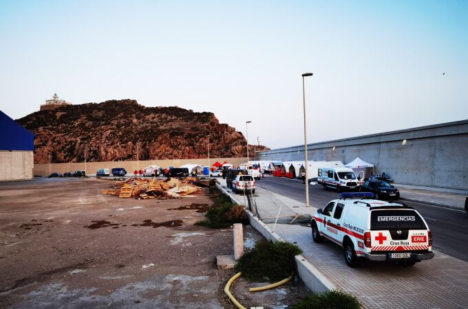 Imagen del dispositivo de Cruz Roja habilitado para recibir a los inmigrantes llegados en patera a la costa de la Región