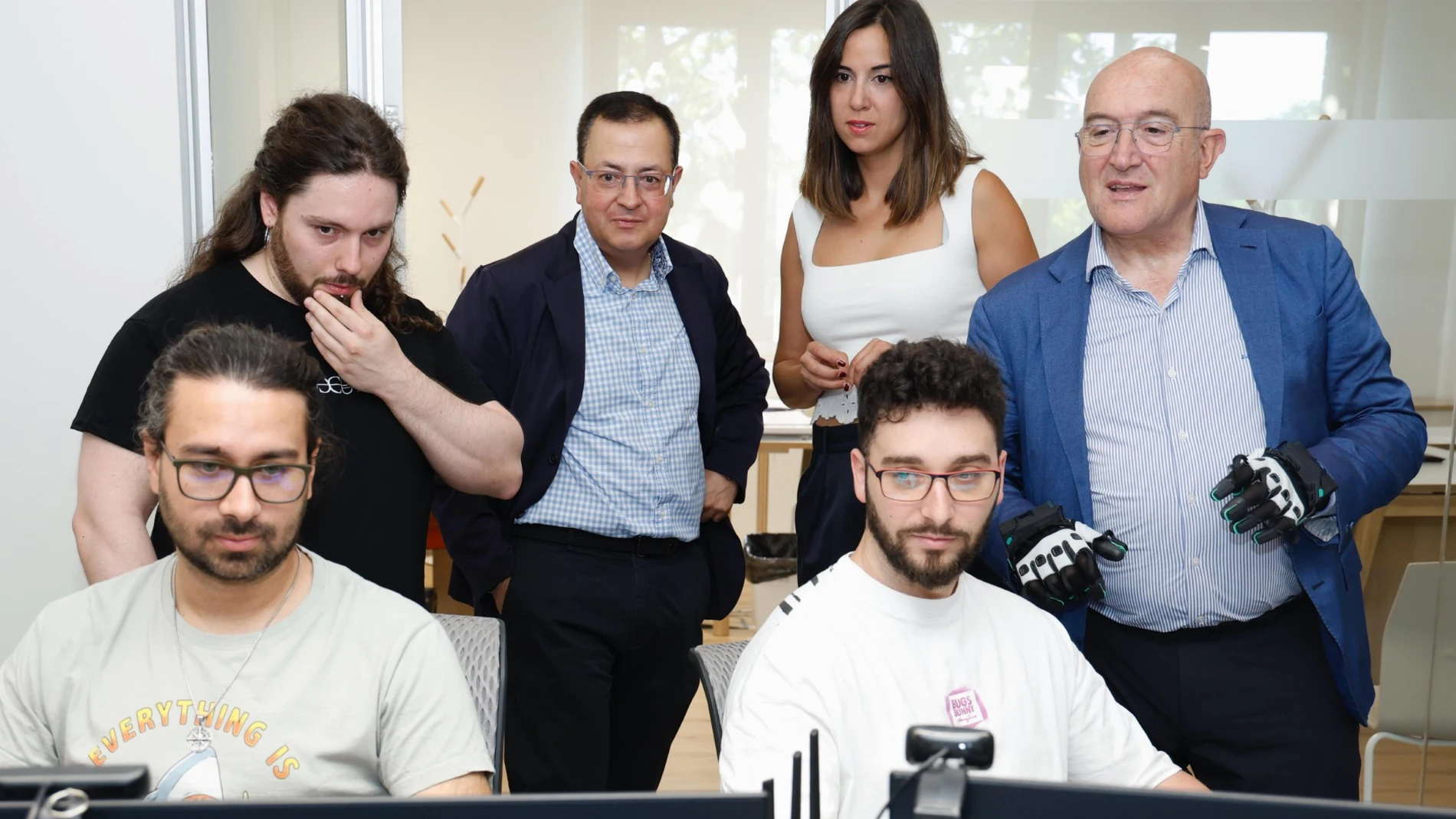 El alcalde de Valladolid, Jesús Julio Carnero, y la concejala Blanca Jiménez, presentan el videojuego