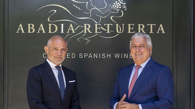 El director general de Abadia Retuerta, Enrique Valero; y el presidente de la Cámara de Valladolid, Víctor Caramanzana, presentan la iniciativa