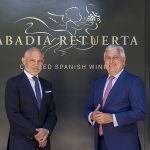 El director general de Abadia Retuerta, Enrique Valero; y el presidente de la Cámara de Valladolid, Víctor Caramanzana, presentan la iniciativa