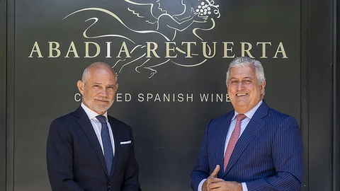 El director general de Abadia Retuerta, Enrique Valero; y el presidente de la Cámara de Valladolid, Víctor Caramanzana, presentan la iniciativa