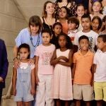 El alcalde de Salamanca, Carlos García Carbayo, recibe a los niños saharauis que participan en el programa ‘Vacaciones en Paz’