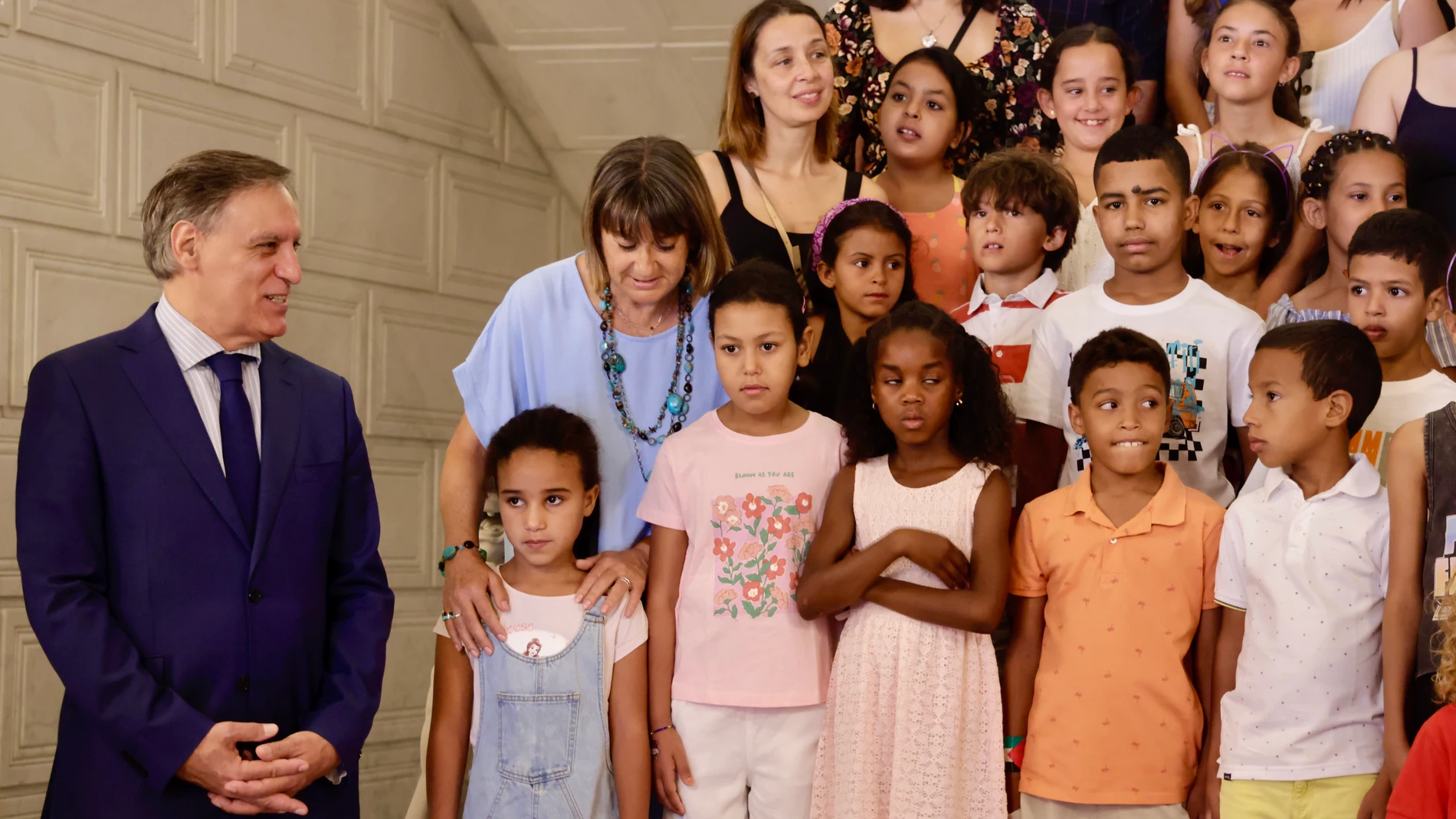 El alcalde de Salamanca, Carlos García Carbayo, recibe a los niños saharauis que participan en el programa ‘Vacaciones en Paz’