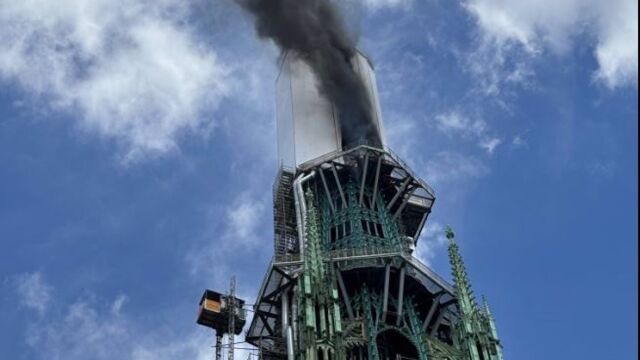 Incendiada la aguja de la catedral de Ruan (Francia), una de las más emblemáticas de Francia