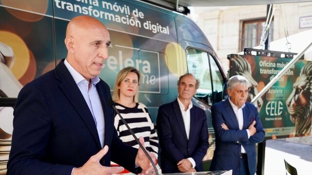 El alcalde de León, José Antonio Diez, atiende a los medios