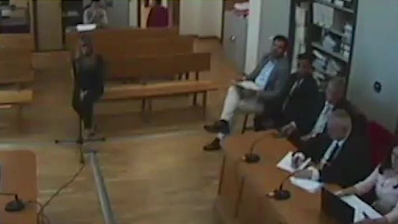 ベゴーニャ・ゴメスがベンチで裁判官の前で「私が個人的に説明します」と宣言する動画。