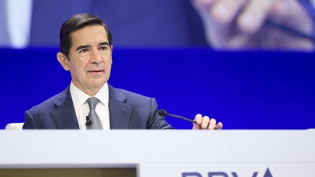 El presidente del BBVA, Carlos Torres Vila, interviene durante la Junta General Extraordinaria de Accionistas del BBVA, en el Palacio Euskalduna.