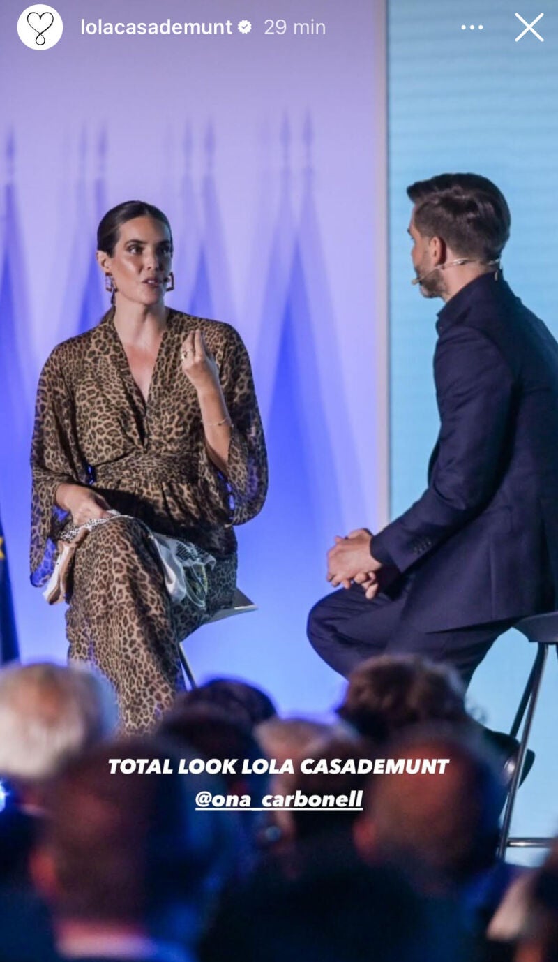 Ona Carbonell con caftán de leopardo.