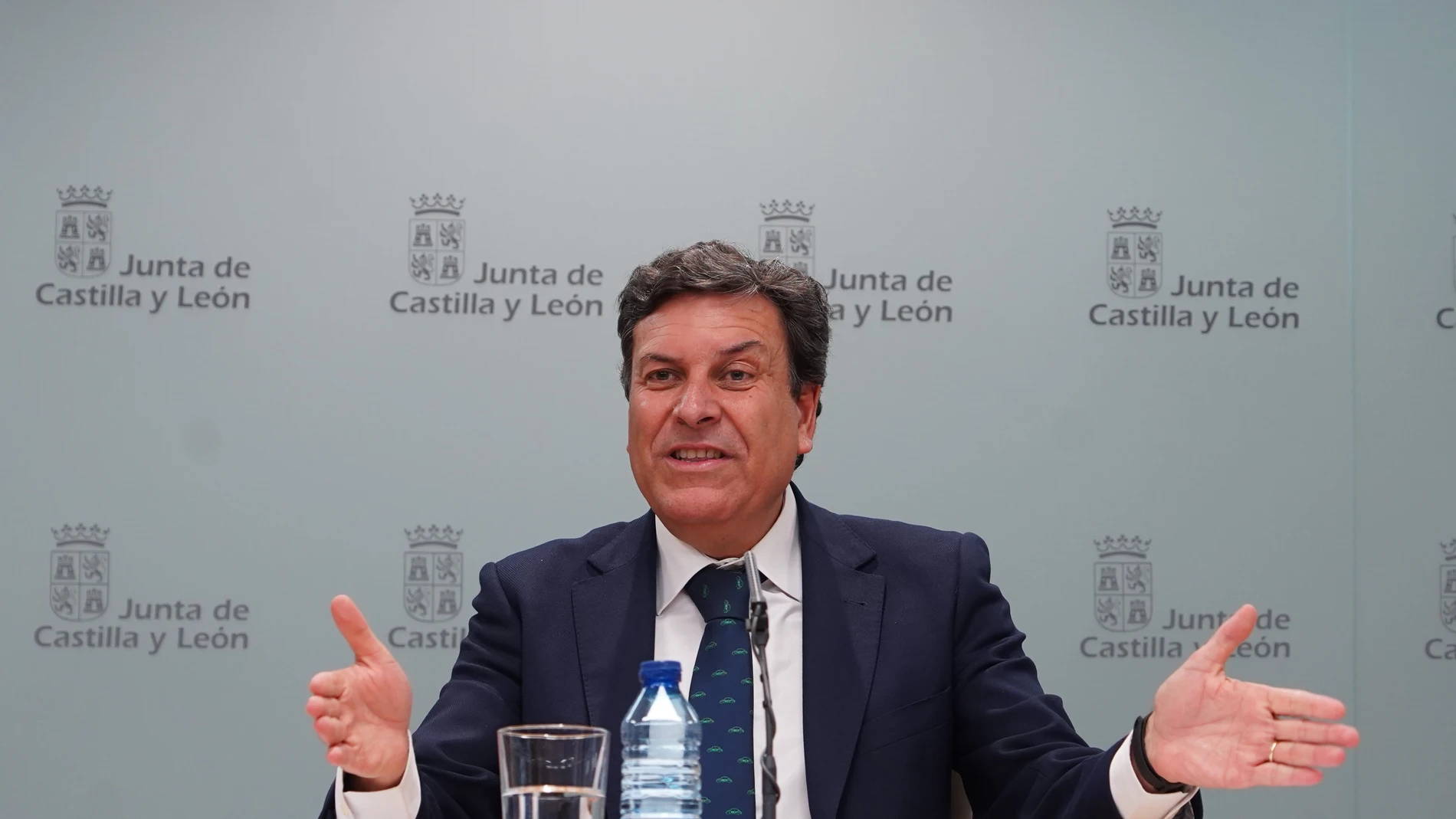 El portavoz de la Junta, Carlos Fernández Carriedo, atiende a los medios en la rueda de prensa posterior al Consejo de Gobierno