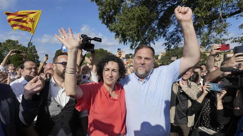 La secretaria general de Esquerra Republicana de Catalunya (ERC), Marta Rovira (i), es recibida por el líder de los republicanos, Oriol Junqueras (d), a su llegada esta mañana a la localidad de Cantallops (Girona), tras más de seis años residiendo en Suiza huida de la justicia española por el procés.