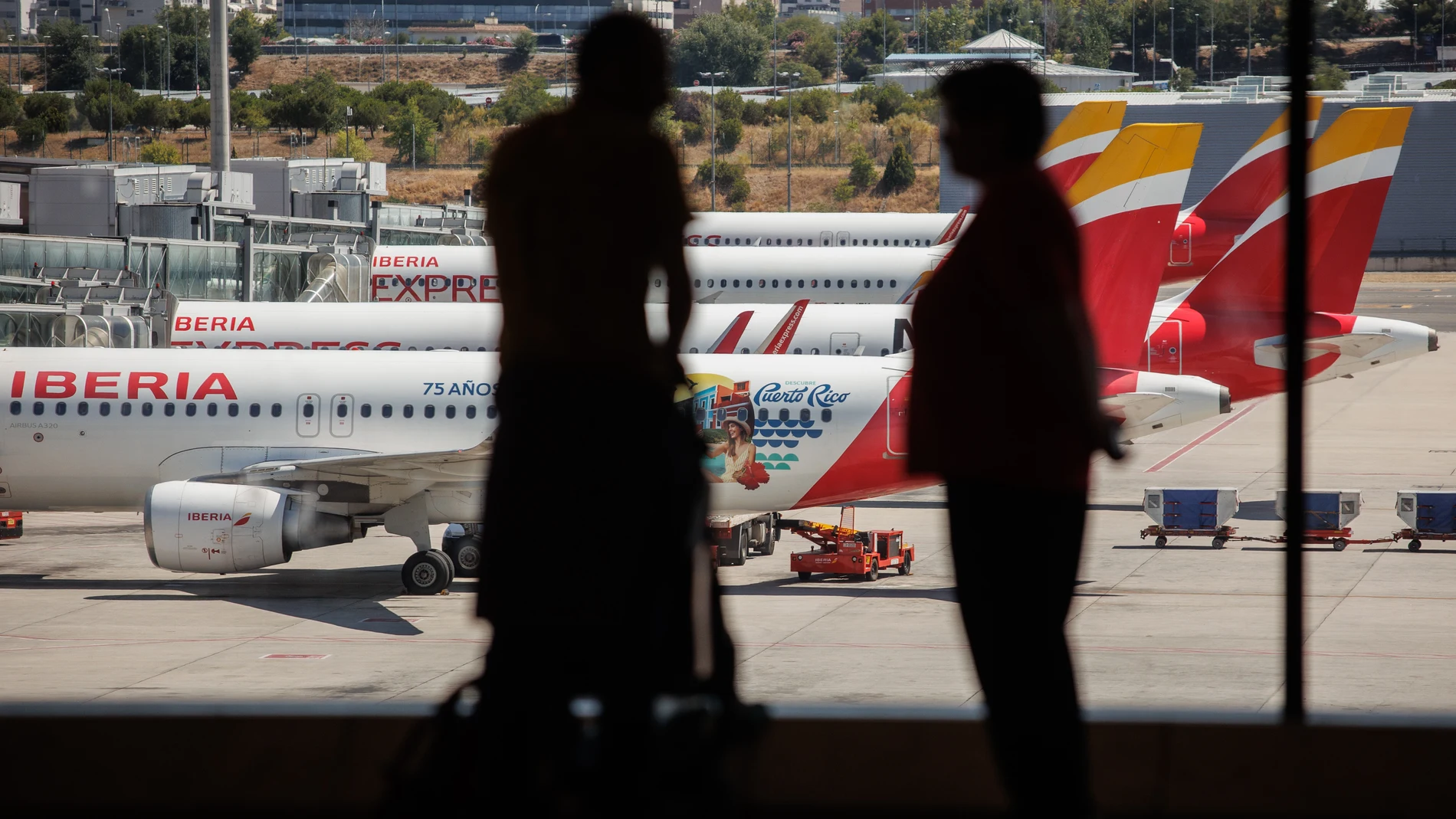 Dos personas en la terminal T4 del Aeropuerto Adolfo Suárez Madrid-Barajas, a 12 de julio de 2024, en Madrid (España). Muchas personas eligen el avión para su salida en las vacaciones de verano en esta segunda operación salida que coincide con la segunda quincena de julio. El Aeropuerto Adolfo Suárez Madrid-Barajas es el que más movimientos tiene en esta operación entre los aeropuertos nacionales. 12 JULIO 2024;BARAJAS;AEROPUERTO;OPERACION;SALIDA;VERANO Alejandro Martínez Vélez / Europa Pre...