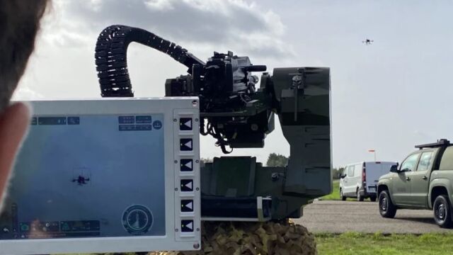 Estación de armas remota Guardian 2.0 de Escribano sigue la trayectoria de un dron en un ejercicio
