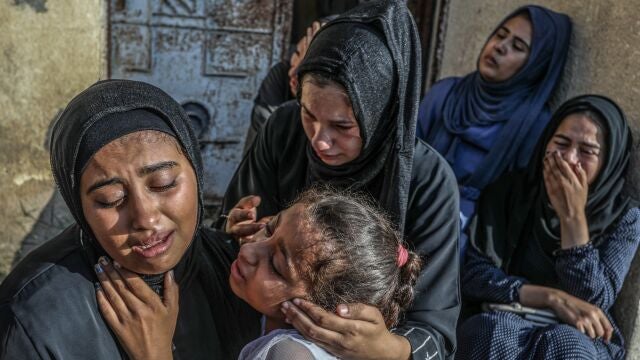 Palestinian Territories, Khan Yunis: Palestinian women cry over the loss of their relatives who were killed in an Israeli air strike on the Al Awda School in the town of Abasan, east of the city of Khan Yunis in the southern Gaza Strip.