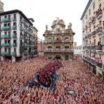 La ciudad española de Pamplona se convierte este sábado en la capital mundial de la fiesta, con el lanzamiento del chupinazo que da inicio a los Sanfermines 2024, hasta dentro de nueve días, cuando se entone el triste 'Pobre de mí'. 