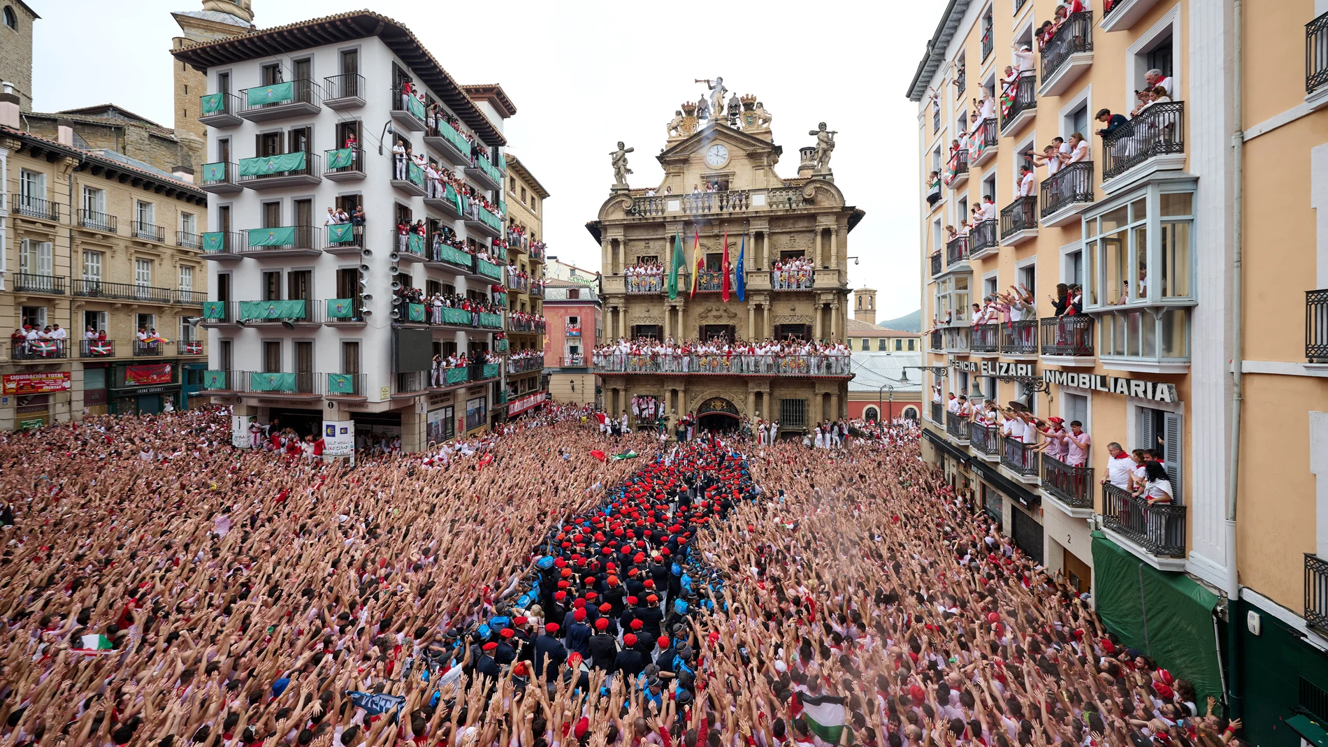 La ciudad española de Pamplona se convierte este sábado en la capital mundial de la fiesta, con el lanzamiento del chupinazo que da inicio a los Sanfermines 2024, hasta dentro de nueve días, cuando se entone el triste 'Pobre de mí'.