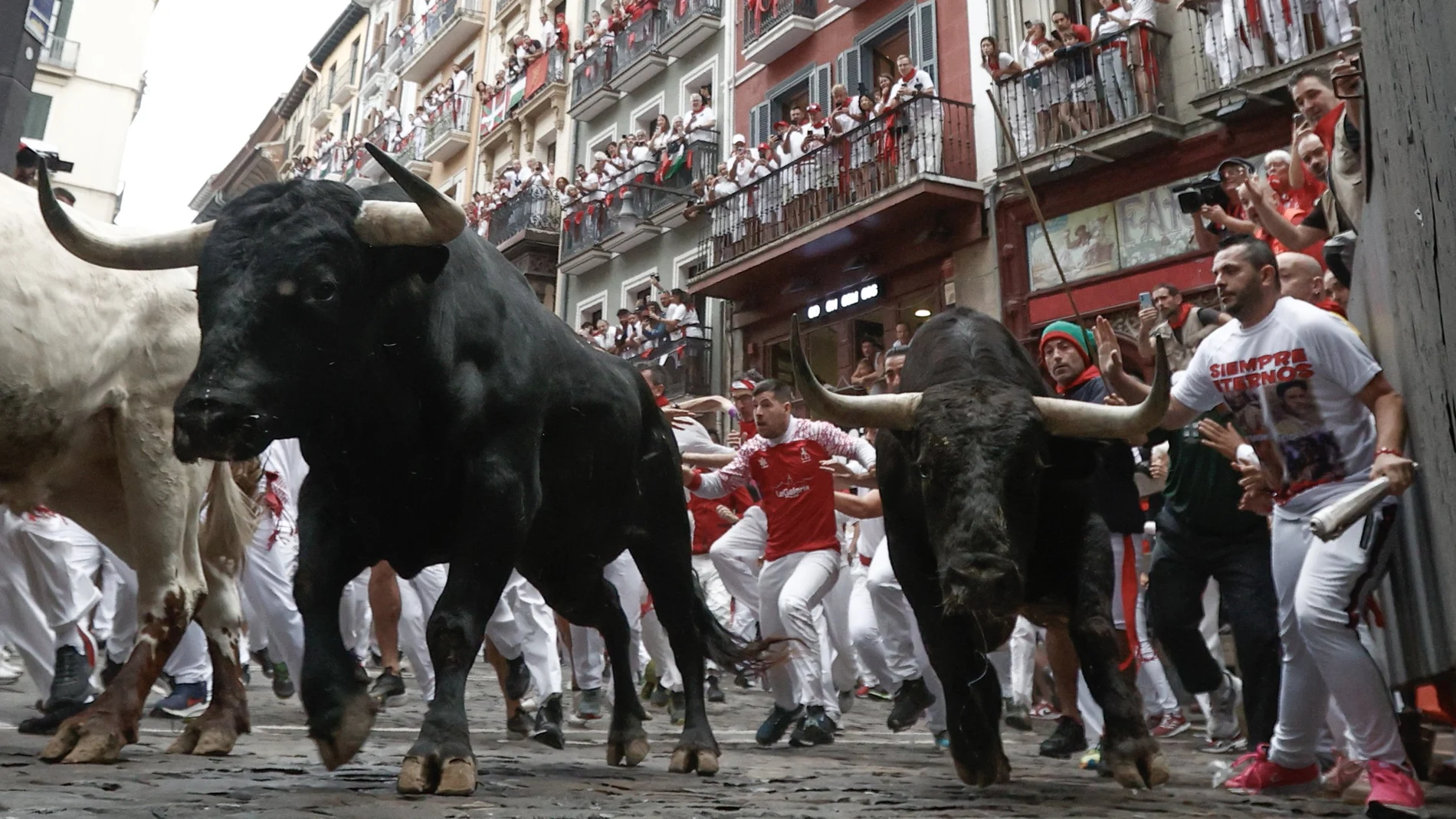 Mozos perseguidos por los toros de Victoriano del Río en el tercer encierro de los Sanfermines este martes, en Pamplona.