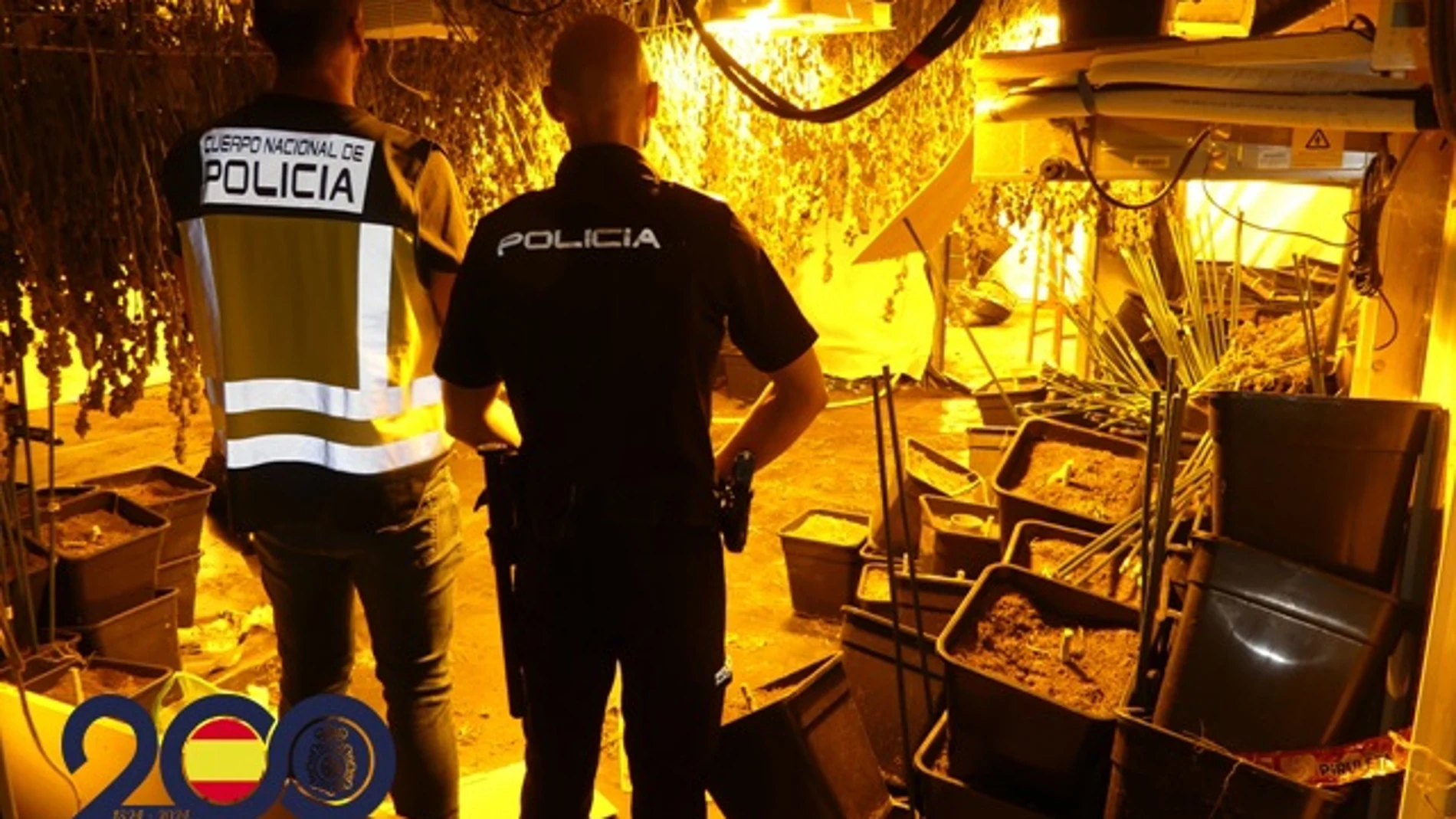 Agentes de la Policía Nacional en la vivienda de Igualada (Barcelona) en la que se ha desmantelado una plantación 'indoor' de marihuana CNP (Foto de ARCHIVO) 31/03/2015
