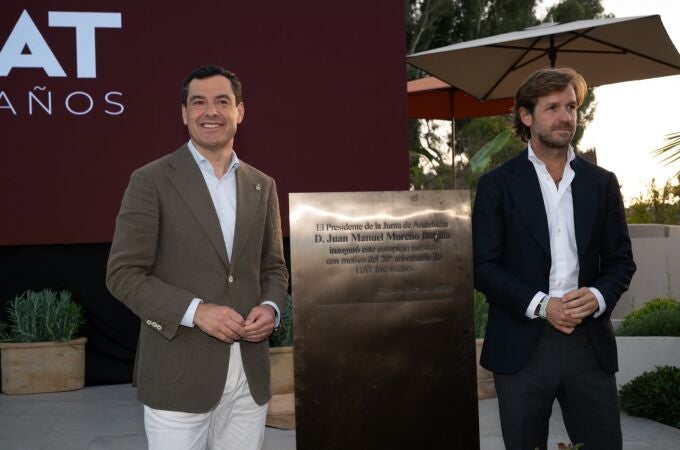 El presidente de la Junta de Andalucía, Juanma Moreno, y el presidente de GAT Inversiones, Rosauro Varo