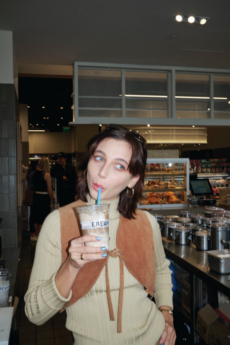 Emma Chamberlain con su smoothie en colaboración con Erewhon