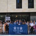 Concentración a la puerta de los Juzgados de la calle Angustias de Valladolid con motivo del Día de la Justicia Gratuita